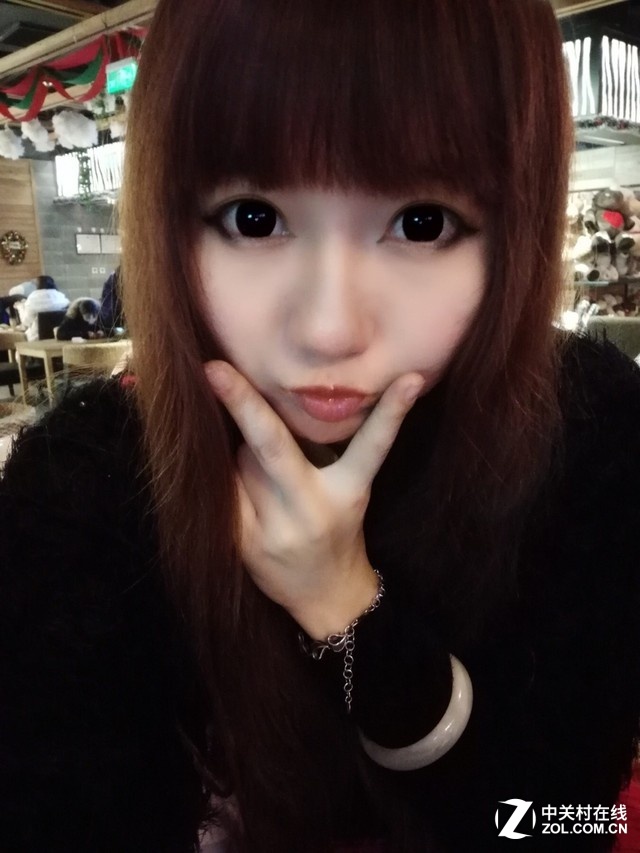 榮耀7i創新的180°旋轉鏡頭，采用恒定阻尼設計，可自由懸停，讓你更有趣地記錄生活，拍出精彩。