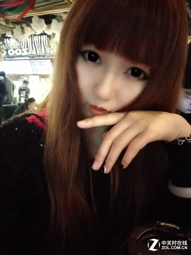 配備了索尼1300萬高像素背照式鏡頭，F2.0大光圈，28mm廣角。