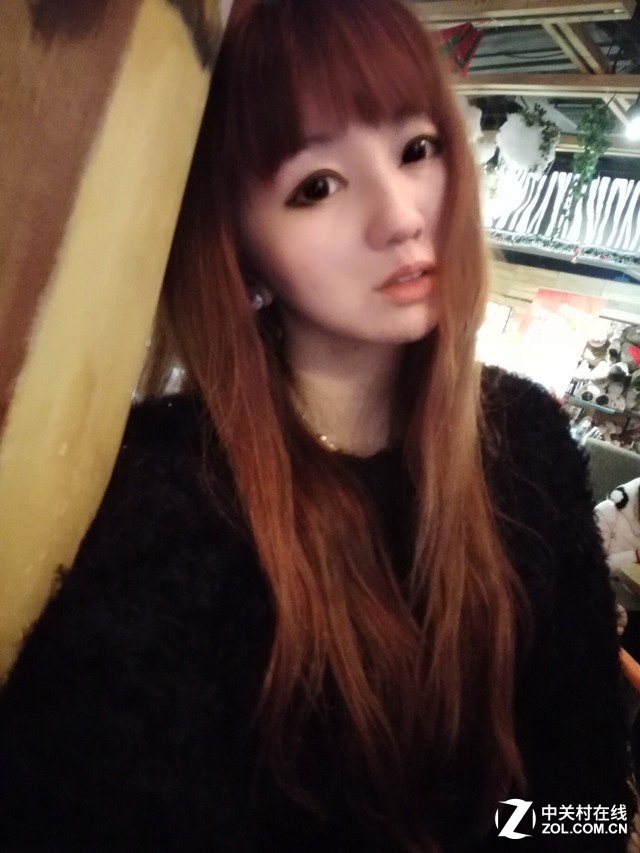 支持前置AF鏡頭的單反級獨立ISP，搭載智像3.0專業圖像處理引擎，帶來更佳的暗光下表現，更好的白平衡，更低噪點。拍別人，拍自己，同樣好看。