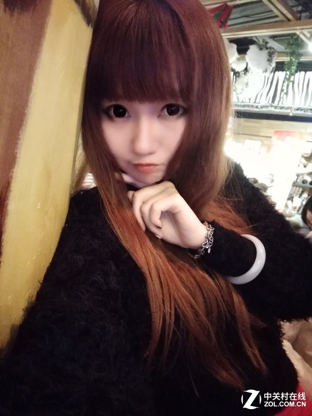 全新夜景多幀算法，配合創新的智能柔光燈以及智能LCD補光技術，讓夜景下的你更出彩。