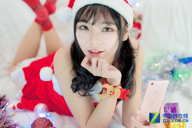 圣誕節不僅僅要有圣誕老人和火雞，更要有一份對得起自己的禮物！今天，一位萌妹紙就給大家帶來了一款非常適合作為圣誕禮物的智能手機――夠快才暢快vivo X6&X6Plus！