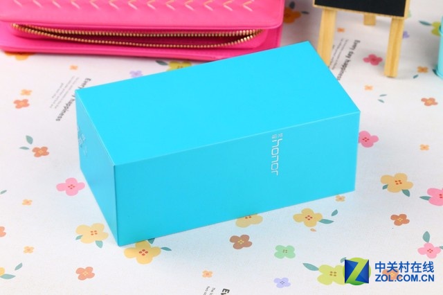 榮耀7i是繼2015年榮耀推出榮耀7后的又一旗艦機型，迅速吸引眾人的目光。榮耀7i搭載SONY 1300萬像素背照式翻轉鏡頭，可自由停在任意角度，是榮耀首款搭載側邊指紋識別技術的智能<a href=/mobile/ target=_blank class=infotextkey>手機</a>。