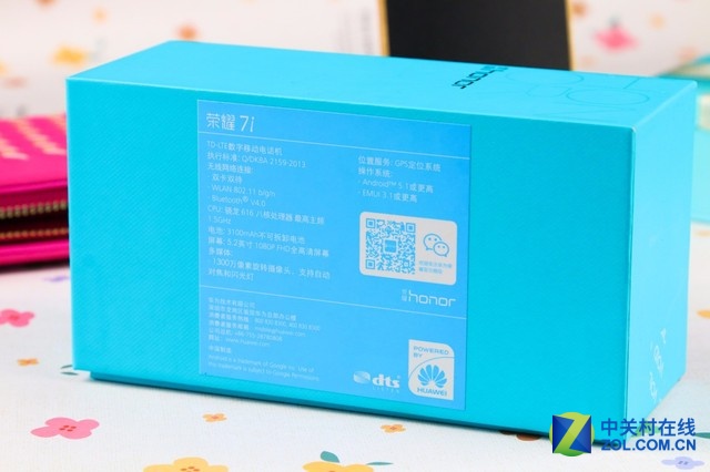 榮耀7i擁有1080P分辨率的5.2英寸屏幕，搭載高通驍龍616處理器，內置3GB運行內存和32GB本地存儲空間，使用可翻轉1300萬像素攝像頭，電池容量為3100mAh，側邊配有指紋識別傳感器。