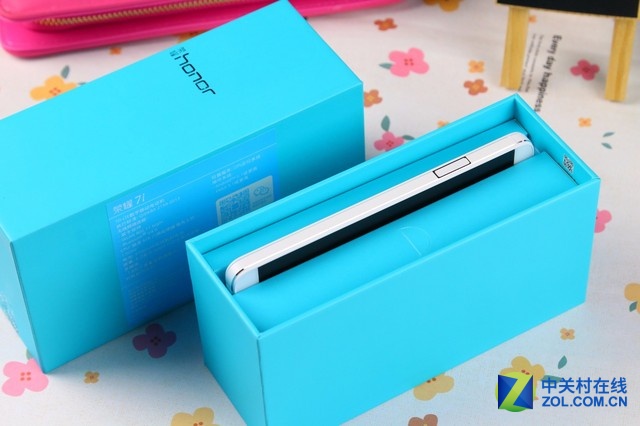 榮耀7i分別有全網通、雙4G/電信、移動三個版本，售價分別為1899元、1699元和1599元。