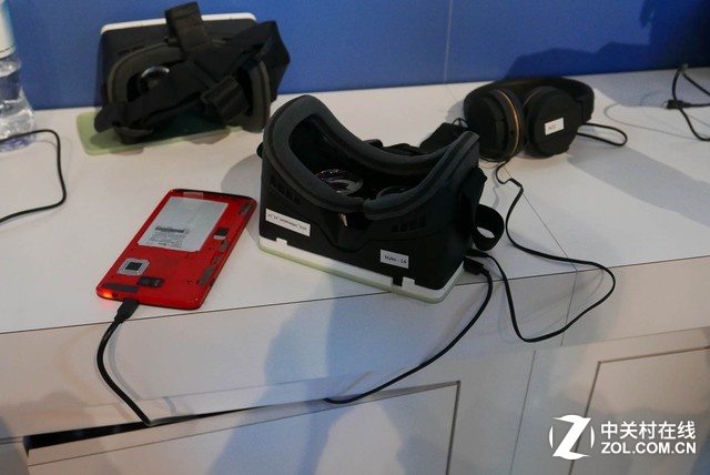 目前的工程原型機可以實現(xiàn)雙眼各1000x1000的虛擬顯示，實際戴上頭盔體驗，也確實能感受到不錯的沉浸式虛擬顯示效果。工作人員表示，隨著平臺的完善，未來將能夠支持更高分辨率。