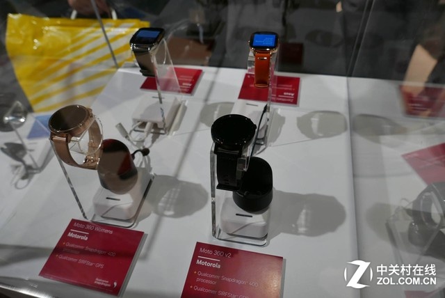 除了手機，很多用戶或許沒有注意到不少智能手表和<a href=/smart/chuandai/ target=_blank class=infotextkey>可穿戴設(shè)備</a>里面也有高通的技術(shù)。在展臺上我們看到了MOTO、LG等公司的智能手表，以及來自更多廠商的手環(huán)和可穿戴設(shè)備。他們大多使用了高通的低功耗處理器，但除此之外，高通還有定位芯片、藍牙芯片和網(wǎng)絡(luò)芯片在其中發(fā)揮作用。