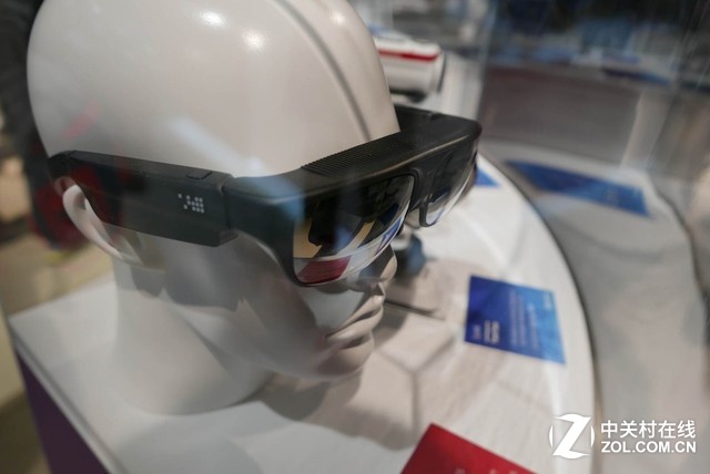 除了手機，很多用戶或許沒有注意到不少智能手表和可穿戴設(shè)備里面也有高通的技術(shù)。在展臺上我們看到了MOTO、LG等公司的智能手表，以及來自更多廠商的手環(huán)和可穿戴設(shè)備。他們大多使用了高通的低功耗處理器，但除此之外，高通還有定位芯片、藍牙芯片和網(wǎng)絡(luò)芯片在其中發(fā)揮作用。