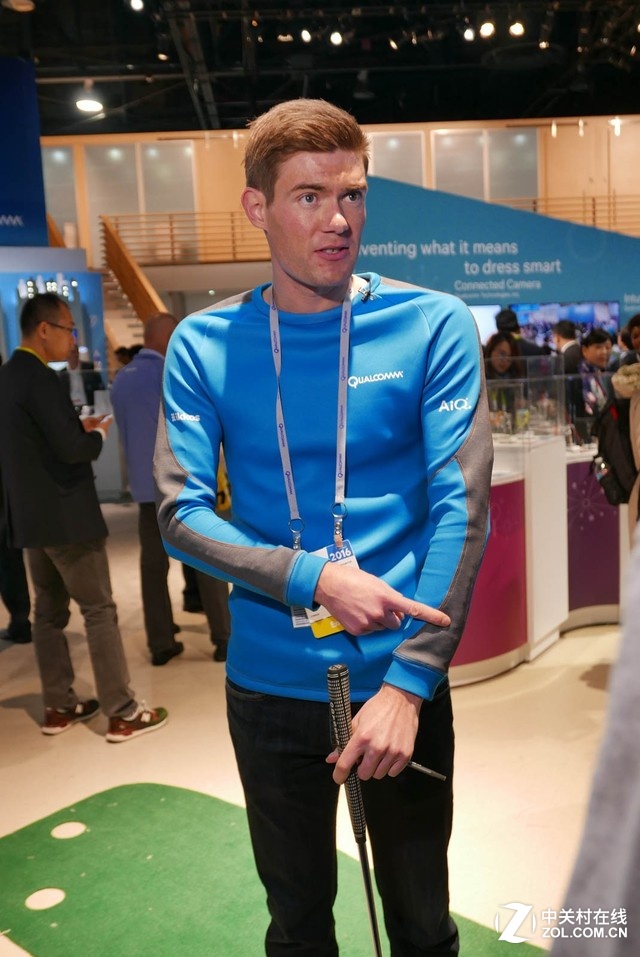 談到可穿戴設(shè)備，這件智能高爾夫上衣看起來更有吸引力。運動員穿上它之后，不但能監(jiān)測心率等基礎(chǔ)信息，還能根據(jù)各關(guān)節(jié)處傳感器收集的身體姿態(tài)信息，獲得矯正動作或者優(yōu)化擊打姿勢的幫助。