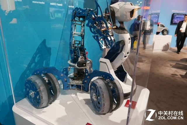 高通展臺上還有不少機器人產品。它們有的是復雜的行走式機器人，使用高通的處理器來實現智能，有的則是玩具，只需要簡單的藍牙連接就能實現有意思的應用。