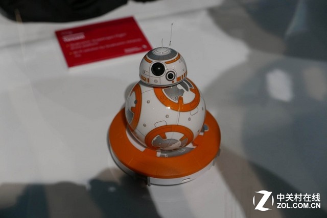 高通展臺上還有不少機器人產品。它們有的是復雜的行走式機器人，使用高通的處理器來實現智能，有的則是玩具，只需要簡單的藍牙連接就能實現有意思的應用。