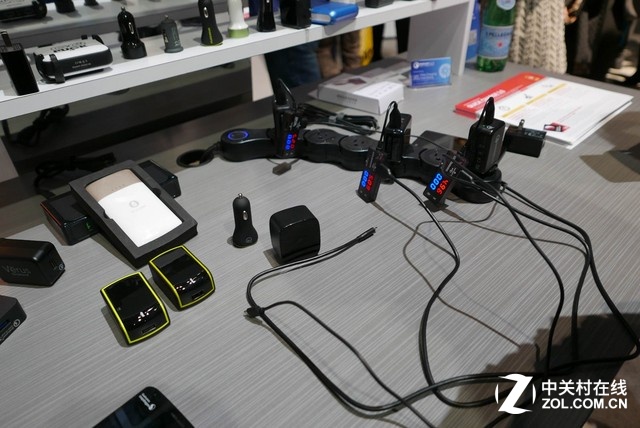 作為移動產業的領導公司，高通對設備充電技術的進步也有很多成績。無線充電、高速充電的很多標準都是由高通提出的，在現場我們也看到了很多相關的充電產品。如果電池技術本身暫時沒有突破，那么能更快更方便地充電，也是一件好事。