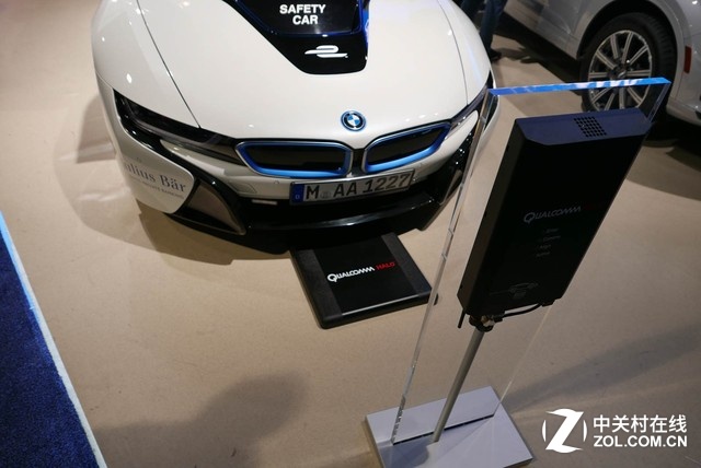 作為手機充電技術的“副產品”，高通其實還有汽車的無線充電技術。現場的寶馬i8可以通過地面的無線充電設備獲得更好的電動車駕駛體驗。