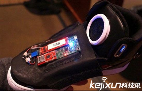 智能鞋子搶風(fēng)頭：不僅能說話還能給手機(jī)充電！