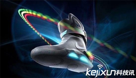 智能鞋子搶風頭：不僅能說話還能給手機充電！