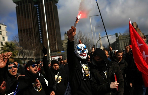 必須封殺Uber 國外出租司機堵路示威