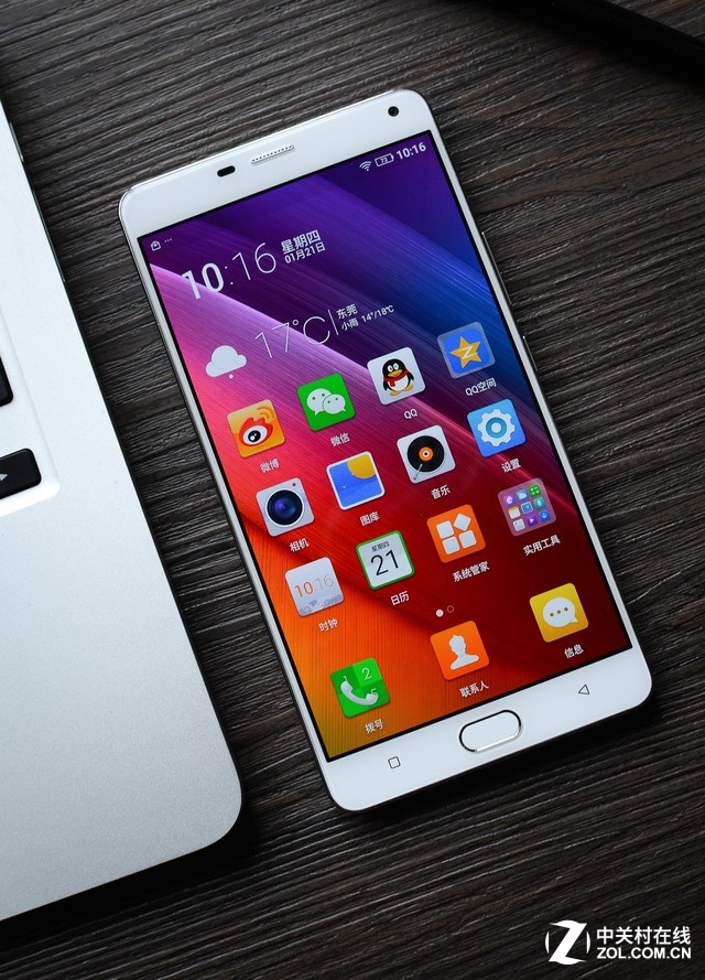 金立M5 Plus不僅在外觀設計更出色，同時更用上了6英寸AMOLED屏幕、八核CPU和前置指紋識別的配置，當然依然是采用超大容量的電池。