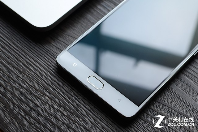 同時也采用了當下最流行得2.5D玻璃屏幕，整體看上去圓潤舒適。　　作為一款以“Plus”為名的手機，金立M5 Plus重量達到了208克，參數上來看比較沉穩，但考慮到該機內置了5020mAh的大容量電池，所以并不覺得很重。