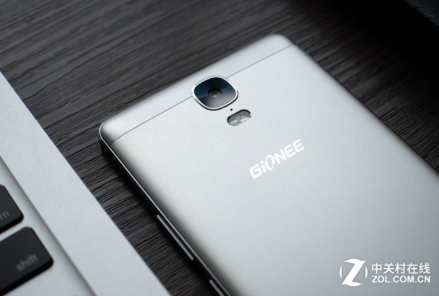 金立M5 Plus采用的是和<a href=/mobile/iphone/ target=_blank class=infotextkey>iPhone</a> 6s、<a href=/tags/46-0.html target=_blank class=infotextkey>三星</a>等一樣的前置式指紋識別模塊，這一點我很喜歡，相對那些安放在手機背面的來說，解鎖還需要拿起手機很不方便。金立M5 Plus指紋識別很快，反應時間低至0.38s，擁有非常高的識別率。