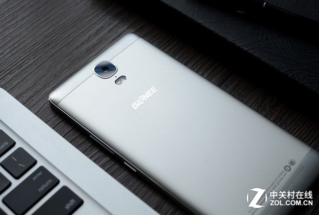 金立M5 Plus主打“超級續航”，并擁有5020mAh的超大容量電池，加上1080P的分辨率，使得整體的待機時間更長，雖然內置的電池容量大，但是該款手機的機身厚度僅為8.4mm，由于良好的工業設計，在視覺上依然較為纖薄。