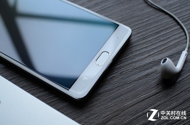 從以上體驗(yàn)內(nèi)容來(lái)看,金立M5 Plus在做工上值得肯定,用料很足,這塊屏幕被調(diào)試的非常艷麗,非常的討好認(rèn)得眼球,但6英寸的屏幕加上1080P的分辨率近距離觀(guān)看仍然可見(jiàn)一定的顆粒感。硬件性能優(yōu)化很到位,整機(jī)用起來(lái)非常流暢,這與自家優(yōu)化的<a href=/pc/system/ target=_blank class=infotextkey>系統(tǒng)</a>也密不可分。總體來(lái)說(shuō)對(duì)于一款2499的手機(jī)來(lái)說(shuō),該機(jī)的總體還是很值得肯定的。