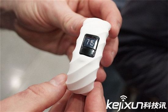 佳明發(fā)布兩款全新可穿戴健身腕帶 外觀花里胡哨