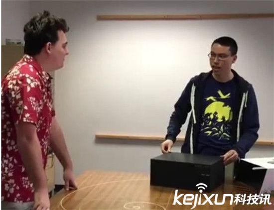 全球首臺Oculus Rift消費版收貨啦：創始人送貨上門