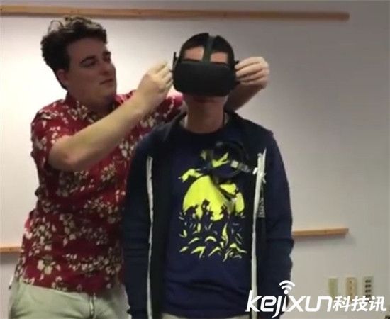 全球首臺Oculus Rift消費版收貨啦：創(chuàng)始人送貨上門