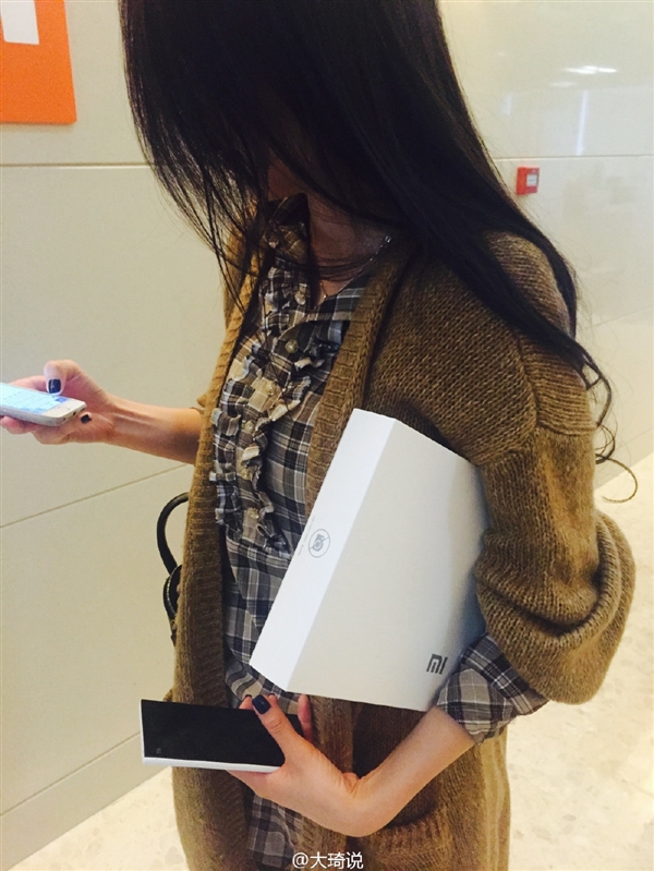 美女出鏡 小米神秘新品曝光：又大又白