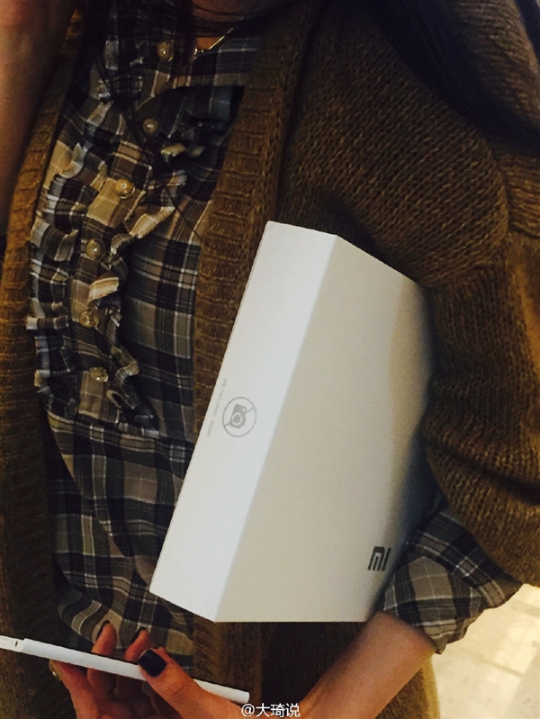 美女出鏡 小米神秘新品曝光：又大又白