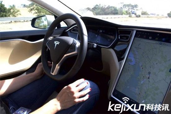 特斯拉汽車(chē)自動(dòng)躲避車(chē)禍 無(wú)人駕駛真安全?