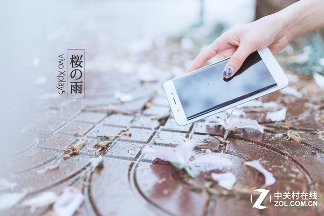 vivo Xplay5是vivo在上月發(fā)布的一款以“暢快”為核心賣點(diǎn)的<a href=/mobile/ target=_blank class=infotextkey>智能手機(jī)</a>，今天日系小清新美女就以自己的方式，帶我們一起欣賞一下快無邊界vivo Xplay5的風(fēng)采。