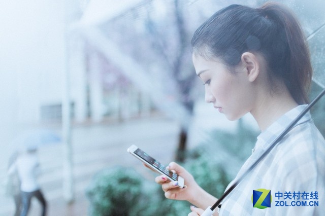 Xplay5機(jī)身背部采用了特制鋁鎂合金一體成型打造，金屬占比高達(dá)98%，并輔以單晶鉆石工藝、光啞雙C切邊和鋯砂鏡面噴涂等多種極致工藝，擁有香檳金和玫瑰金兩種配色，質(zhì)感非常出色。