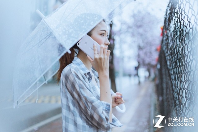 另外，Xplay5標(biāo)配了128G存儲空間。據(jù)官方數(shù)據(jù)，Xplay5可以同時(shí)存儲《權(quán)力的<a href=/games/ target=_blank class=infotextkey>游戲</a>》高清版全部五季50集+《羋月傳》高清版全部81集+《來自星星的你》高清版21集，或者存儲多達(dá)30000多張照片，徹底解決消費(fèi)者空間不夠的煩惱。