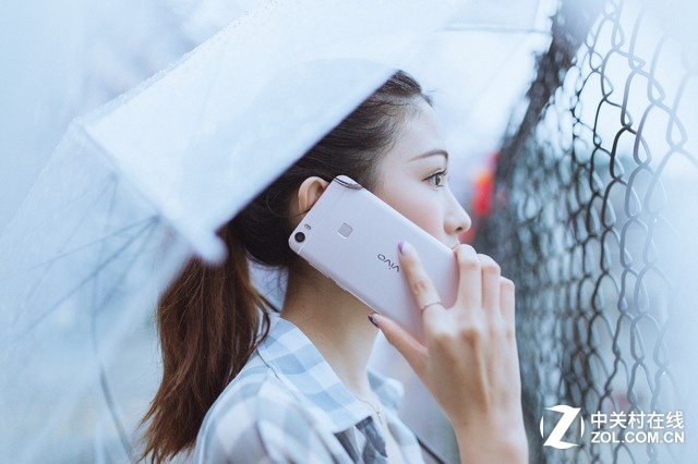 Xplay5還擁有非常多的“快”體驗(yàn)：比如采用“雙倍充電速度、九重安全防護(hù)”的雙引擎閃充的3600毫安電池，讓其充電快；搭載信號強(qiáng)度提升70%、速度提升66%的雙頻信號放大器和雙天線雙通道WiFi+，并加入數(shù)據(jù)包適配方案與智能連接等功能。