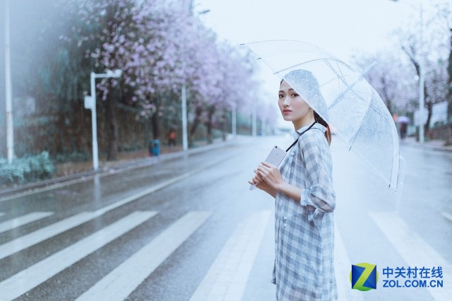 而在功能體驗(yàn)上，快無邊界Xplay5除了繼續(xù)搭載優(yōu)化后的分屏多任務(wù)之外，還針對各種消費(fèi)者使用手機(jī)時(shí)遇到的“不快”痛點(diǎn)，研發(fā)了讓<a href=/pc/system/ target=_blank class=infotextkey>系統(tǒng)</a>運(yùn)行更快的“智慧引擎”，讓其不但高配，而且高效。