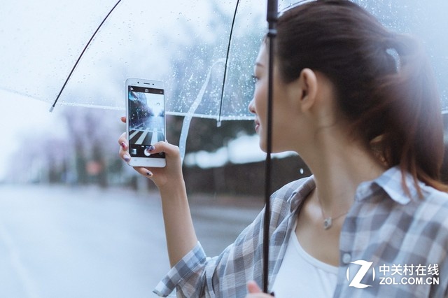 Xplay5旗艦版還是全球首批搭載目前最頂級的處理器高通驍龍820的機(jī)型，使得快無邊界Xplay5旗艦版的性能目前達(dá)到了“宇宙第一”，是2016年的絕對旗艦，沒有之一！