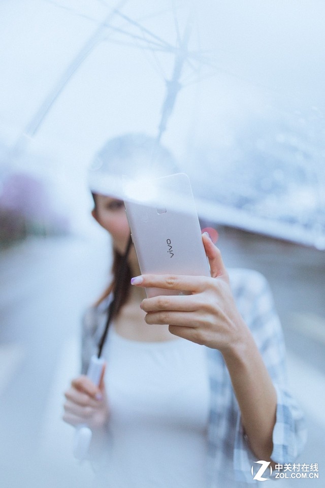 Xplay5旗艦版還再度升級了全新的Hi-Fi架構(gòu)――Hi-Fi 3.0，通過雙ES9028+三OPA1612的逆天配置和左右聲道獨(dú)立解碼放大的方案、配合雙時(shí)鐘晶振和二級供電，使手機(jī)達(dá)到左右聲道獨(dú)立解碼放大，完全吻合錄音室錄音規(guī)則和耳機(jī)輸出方式，最大程度上還原了音樂本身的元素。