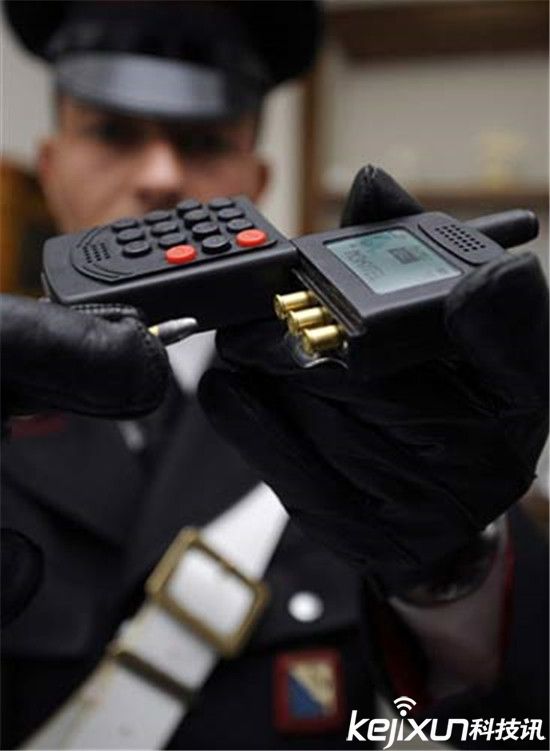 美帝喪心病狂推出<a href=/mobile/ target=_blank class=infotextkey>智能手機</a>手槍：再也不怕恐怖襲擊！