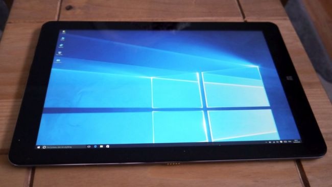 馳為hi12平板電腦擁有金屬機身設(shè)計質(zhì)感升級,金香檳或青銅2色可選;配備了12英寸2160 x 1440像素顯示屏幕,11000mah內(nèi)置電池,500萬像素的后置攝像頭,搭載英特爾Atom z8300 CPU,4GB / 64GB內(nèi)存,以及連接/擴展能力(microSD卡,微型USB接口,Micro HDMI,USB 2,USB 3、音頻、Wi-Fi和藍牙4),可選磁吸鍵盤,2合1的設(shè)計讓組合式平板設(shè)備價格更有優(yōu)勢,但性能方面究竟如何,還要大家來判斷。(圖源:techradar)