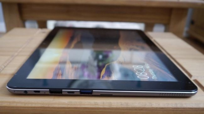 馳為hi12平板電腦擁有金屬機身設(shè)計質(zhì)感升級,金香檳或青銅2色可選;配備了12英寸2160 x 1440像素顯示屏幕,11000mah內(nèi)置電池,500萬像素的后置攝像頭,搭載英特爾Atom z8300 CPU,4GB / 64GB內(nèi)存,以及連接/擴展能力(microSD卡,微型USB接口,Micro HDMI,USB 2,USB 3、音頻、Wi-Fi和藍牙4),可選磁吸鍵盤,2合1的設(shè)計讓組合式平板設(shè)備價格更有優(yōu)勢,但性能方面究竟如何,還要大家來判斷。(圖源:techradar)