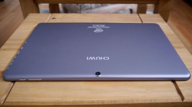馳為hi12平板電腦擁有金屬機身設(shè)計質(zhì)感升級,金香檳或青銅2色可選;500萬像素的后置攝像頭。(圖源:techradar)