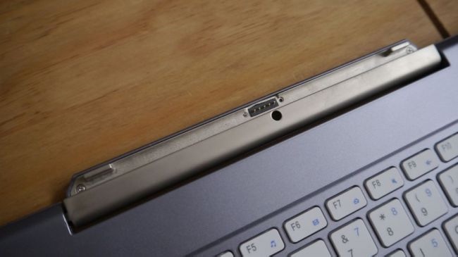 馳為hi12平板電腦可選磁吸鍵盤,2合1的設(shè)計讓組合式平板設(shè)備價格更有優(yōu)勢。(圖源:techradar)