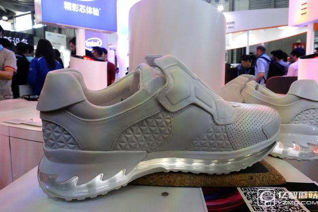 聯想展示新一代智能運動鞋 玩游戲累點也高興