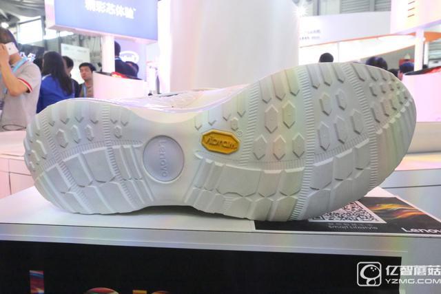 聯想展示新一代智能運動鞋 玩游戲累點也高興