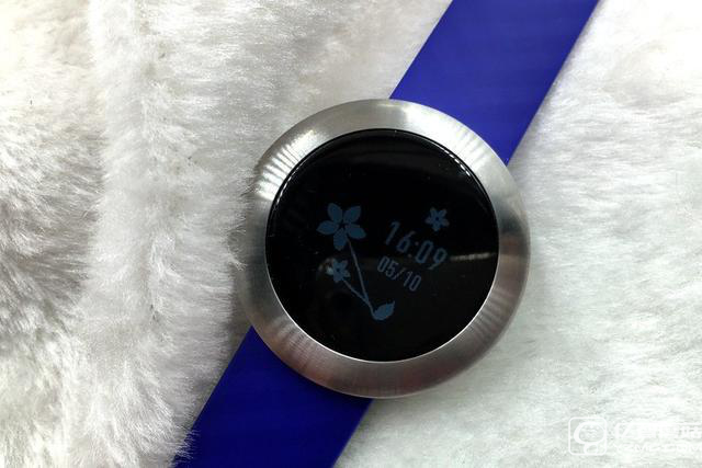 榮耀手環(huán)zero青春版上手評測 這個夏天戴著它上山下海