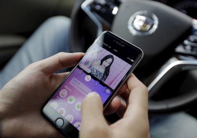 女主播講述直播故事:月入兩三萬 爸媽上線支持