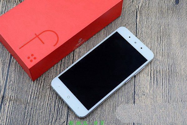 360手機F4和中興Blade A2哪個好看 外觀對比