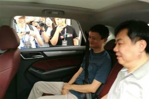 馬云親試首款互聯(lián)網(wǎng)汽車榮威RX5 贊不絕口：買！