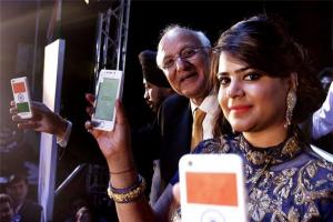 印度4美元智能手機這么便宜 到底怎么賺錢?