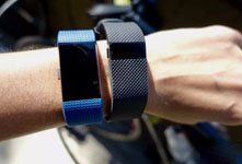 Fitbit發(fā)布兩款智能運(yùn)動手環(huán) 外觀時尚獨具匠心